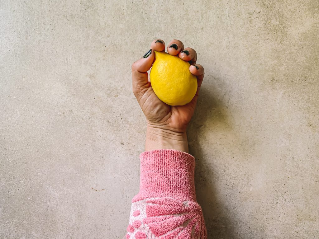 Hand med citron i